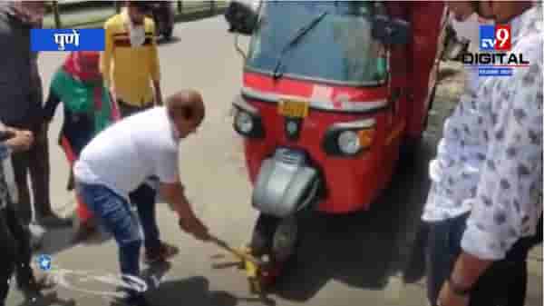 पुण्यातील मनसे नगरसेवक वसंत मोरेंचा नवा कारनामा, दिव्यांगाच्या टेम्पो जॅमरवर हातोडा