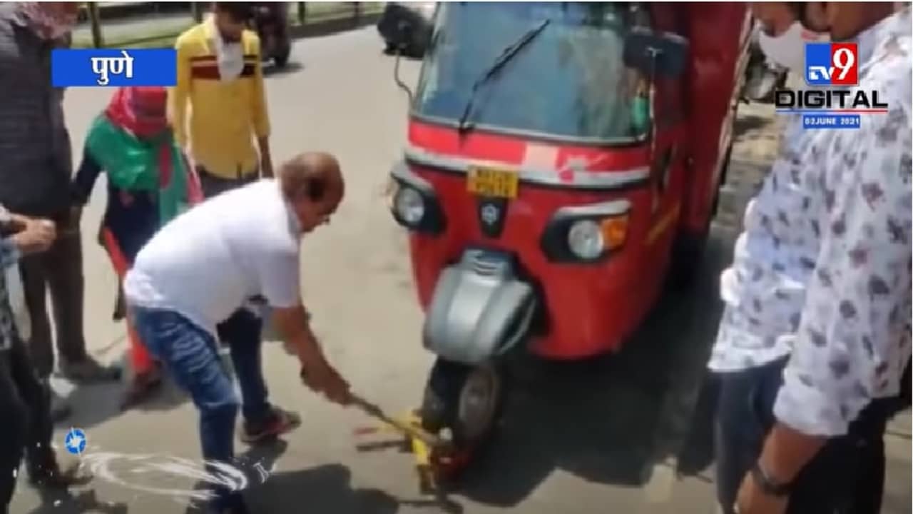 पुण्यातील मनसे नगरसेवक वसंत मोरेंचा नवा कारनामा, दिव्यांगाच्या टेम्पो जॅमरवर हातोडा