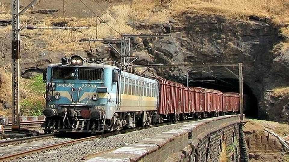 संपूर्ण देश कोरोनाच्या दुसऱ्या लाटेचा सामना करत असताना भारतीय रेल्वेने आपल्या कामाने सर्वांचे लक्ष वेधून घेतले आहे. कोरोनाच्या काळात भारतीय रेल्वेने मालवाहतुकीच्या माध्यमातून रेकॉर्ड ब्रेक उत्पन्नाची कमाई केली आहे.