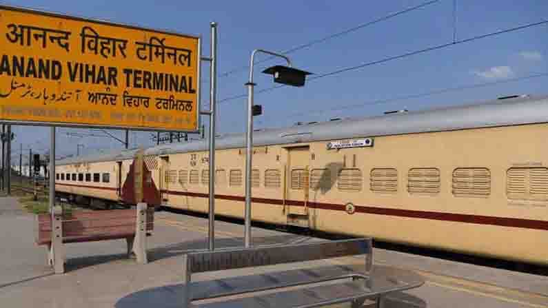 भारतातील एकूण 7349 रेल्वे स्थानक आहेत. भारतातील काही रेल्वे स्थानकांची नावे तर अतिशय प्रेक्षणीय आहेत. परंतु, आपल्या देशात अशाही रेल्वे स्थानकांची कमतरता नाही, ज्यांची नावे वाचून किंवा ऐकून तुम्ही आपले हसू रोखूच शकणार नाही.