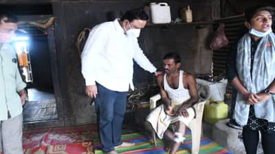 पोलिसांनी बेदम मारहाण केलेल्या गेवराईच्या शेतकऱ्याची आशिष शेलारांनी घेतली भेट