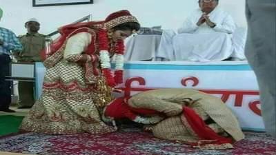गळ्यात वरमाला टाकली अन् बायकोचे थेट पाय धरले, नवरदेवाने असं का केलं ?, फोटो सोशल मीडियावर व्हायरल