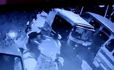 VIDEO : वडिलांसाठी बर्थडे केक आणायला गेलेल्या तरुणाची चाकूने भोसकून हत्या