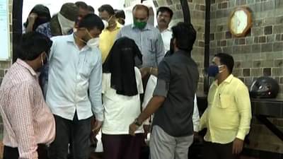 कागदपत्रांच्या तपासणीसाठी व्यापाऱ्याची गाडी अडवली, 1.25 कोटींचं सोनं घेऊन फरार, पोलीस हवालदारासह चौघांना बेड्या