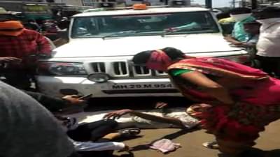 VIDEO : मास्कच्या नावाने स्टेशनरी वस्तूंची विक्री, प्रशासनाची कारवाई, हवालदिल हातगाडीचालक थेट गाडीखाली झोपला