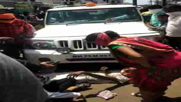 VIDEO : मास्कच्या नावाने स्टेशनरी वस्तूंची विक्री, प्रशासनाची कारवाई, हवालदिल हातगाडीचालक थेट गाडीखाली झोपला