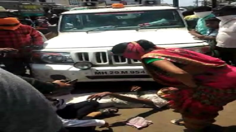 VIDEO : मास्कच्या नावाने स्टेशनरी वस्तूंची विक्री, प्रशासनाची कारवाई, हवालदिल हातगाडीचालक थेट गाडीखाली झोपला VIDEO : मास्कच्या नावाने स्टेशनरी वस्तूंची विक्री, प्रशासनाची कारवाई, हवालदिल हातगाडीचालक थेट गाडीखाली झोपला