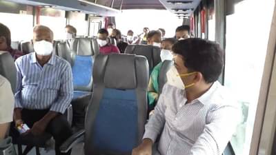 शिवसेनेचे युवा नेते, नगरविकास मंत्री एकनाथ शिंदेंचे चिरंजीव, खासदार श्रीकांत शिंदे जेव्हा बसने प्रवास करतात