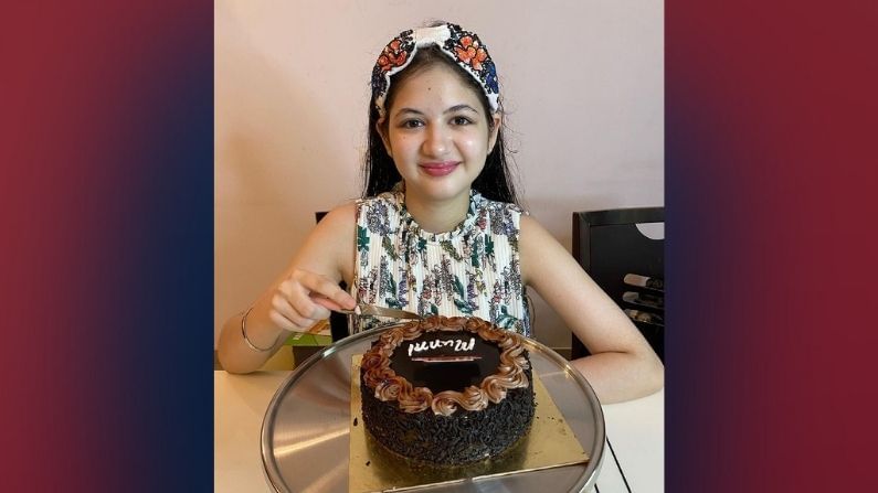 वाढदिवशी हर्षालीनं अनेक केक कापलेत. तिच्या एका केकवर मुन्नी लिहिलं होतं. 