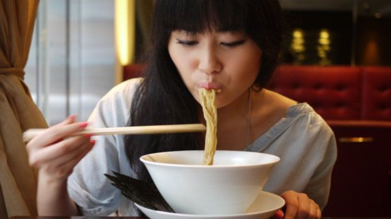 नूडल्स खाताना ' स्लर्प' आवाज : जपानमध्ये नूडल्स खाताना ' स्लर्प' चा आवाज काढणे चांगले मानले जाते. म्हणून, जपानमधील रेस्टॉरंट्समध्ये ' स्लर्प'चा आवाज काढत आपण संपूर्ण आनंदाने नूडल्स खाऊ शकता.