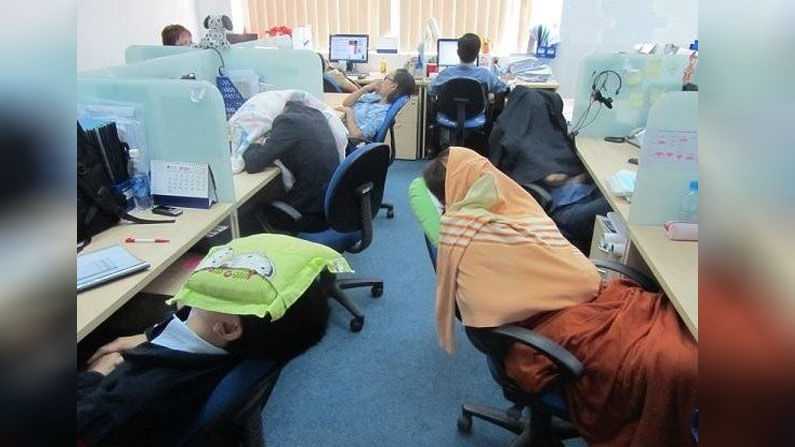 कामावर पॉवर नॅप : जपानमध्ये कामाच्या दरम्यान कार्यालयात झोपायला प्रोत्साहित केले जाते. असे म्हटले जाते की, यामुळे काम अधिक वेगवान होते आणि आपण नोकरीसाठी समर्पित राहता. जास्त काम केल्यामुळे ती व्यक्ती थकली आहे, त्यामुळे ब्रेक घेण्यासाठी याची सुविधा आहे. त्याचवेळी काही लोक त्यास ‘पॉवर नॅप’ देखील म्हणतात.