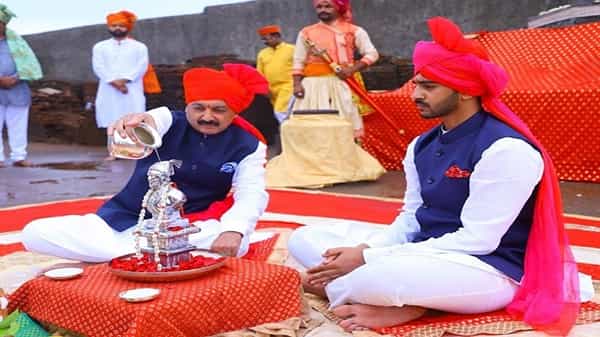 राज्यात कोरोनाचं संकट अद्याप कायम आहे. त्यामुळे 6 जून रोजी रायगडावरील शिवराज्याभिषेक दिनाचा सोहळा मागील वर्षीप्रमाणे साध्या पद्धतीने साजरा केला जाणार आहे. तशी माहिती राज्य सरकार आणि खासदार संभाजीराजे छत्रपती यांनी दिली आहे. दरम्यान, मराठा आरक्षणाच्या मुद्द्यावरुन आक्रमक झालेल्या संभाजीराजे यांनी मिळेल त्या वाहनाने रायगडाकडे कूच करा असं आवाहन केलं होतं. पण त्यानंतर संभाजीराजे यांनी सर्व शिवभक्तांना आपल्या घरीच शिवराज्याभिषेक दिन साजरा करा असं आवाहन केलं आहे.