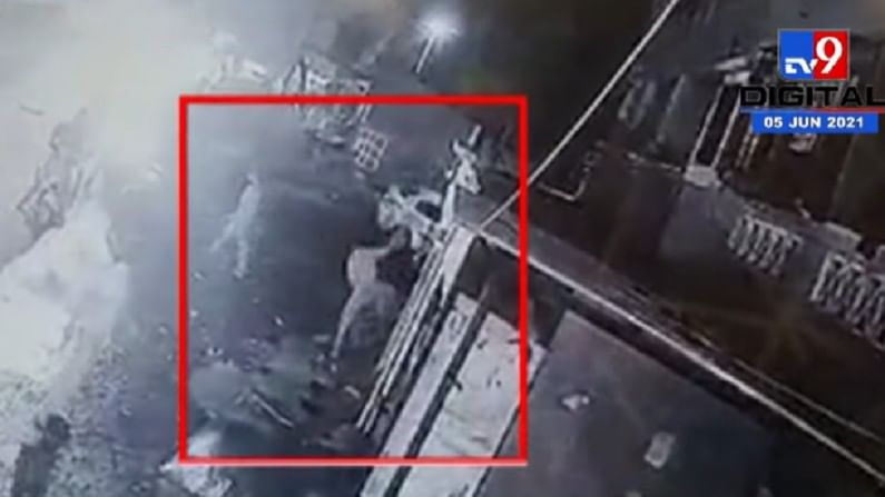 VIDEO : नाशिकमध्ये गुंडगिरी, भाजप नगरसेवकाच्या कार्यालयावर हल्ला, सीसीटीव्हीत घटना कैद