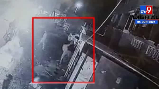 VIDEO : नाशिकमध्ये गुंडगिरी, भाजप नगरसेवकाच्या कार्यालयावर हल्ला, सीसीटीव्हीत घटना कैद