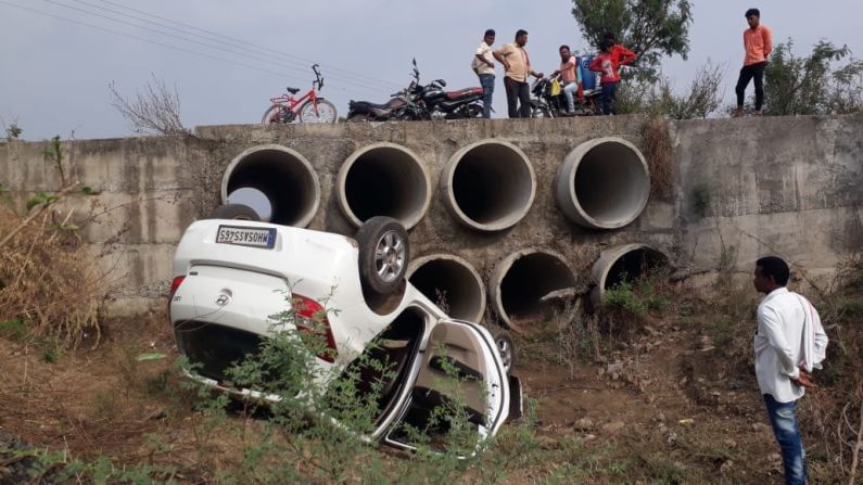 रात्रीची वेळ, सामसूम रस्ता, भरधाव कार, चालकाचा गाडीवरील ताबा सुटला, मंडळ अधिकाऱ्याचा जागीच मृत्यू