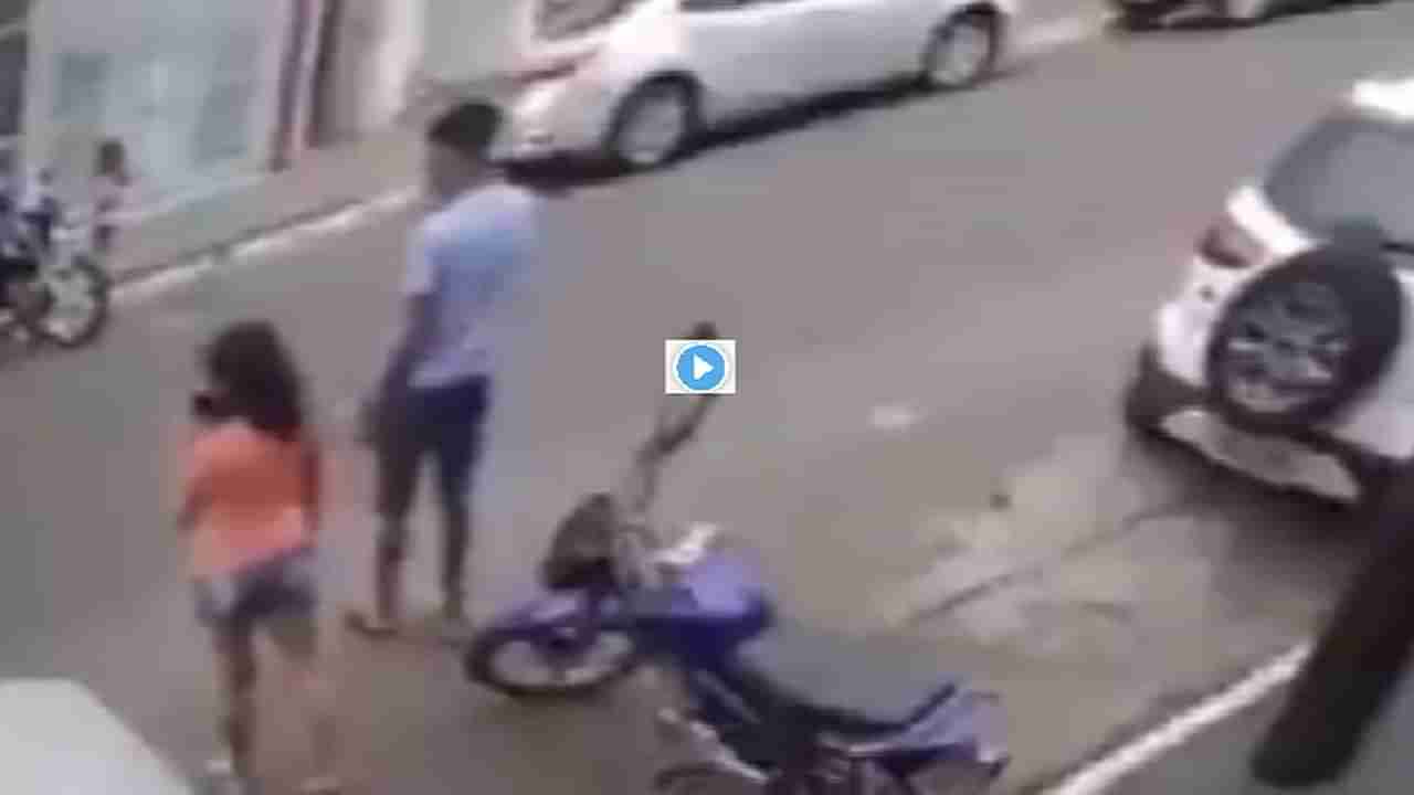 Viral Video : रस्ता ओलांडण्यासाठी तरुण आला, पण अचानक असं घडलं की व्हिडीओ व्हायरल