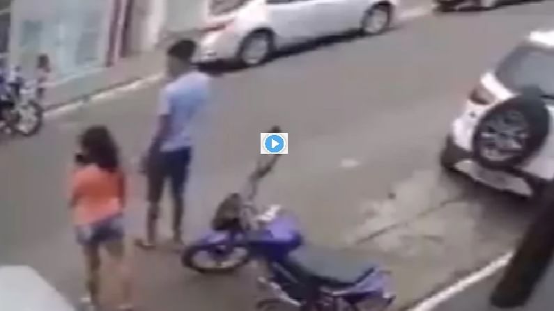 Viral Video : रस्ता ओलांडण्यासाठी तरुण आला, पण अचानक 'असं' घडलं की व्हिडीओ व्हायरल
