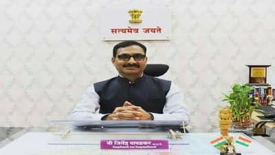 अर्जंट 12 हजारांची आवश्यकता आहे, Google Pay ने पैसे पाठवा, जिल्हाधिकाऱ्यांच्या फेसबुक अकाउंटवरुन पैशांची मागणी