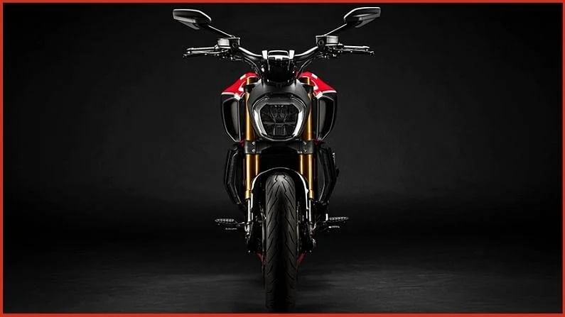 नवीन Panigale V4 व्यतिरिक्त, डुकाटीने आपल्या सोशल मीडिया हँडलवर नवीन Ducati Diavel 1260 बद्दल टीझ केलं आहे. ही बाईक सिक्स स्पीड गिअरबॉक्ससह 11,262cc, L-twin, Testastretta इंजिनसह सादर केली जाईल.