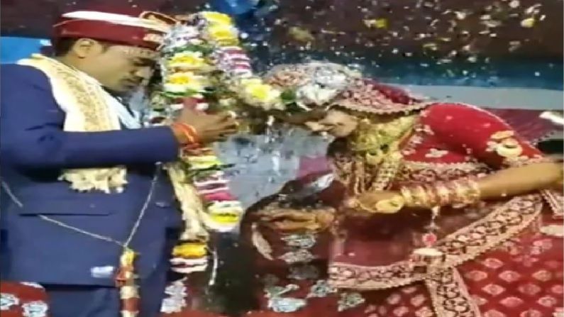 Video | भर मंडपात नवरी रुसली, नवरदेवाची चांगलीच फजिती, पाहा व्हिडीओ Video | भर मंडपात नवरी रुसली, नवरदेवाची चांगलीच फजिती, पाहा व्हिडीओ