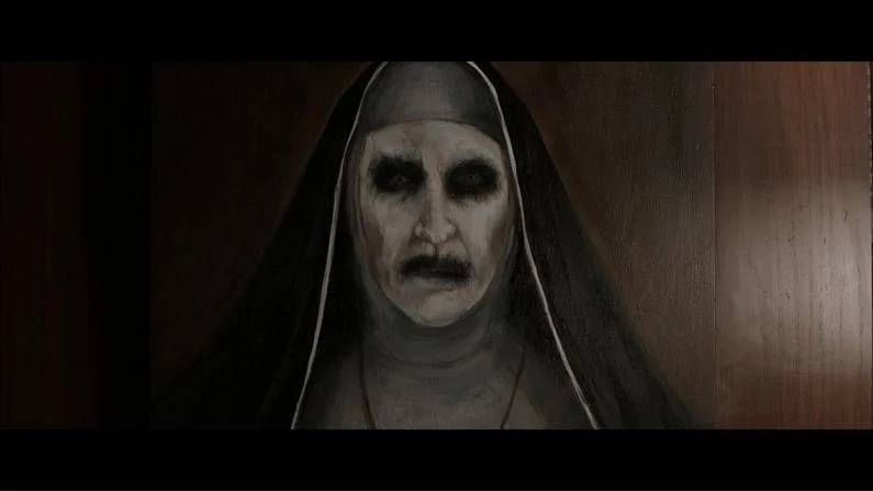 द नन : भय चित्रपटांमध्ये प्रसिद्ध असलेला 'द नन' (The Nun) चित्रपटाची सुरुवात 1952 मध्ये रोमानियाच्या सेंट कार्टात एक ऐबीपासून (नन राहते अशी जागा) होते. या ऐबीच्या एका दरवाजात राक्षस असतो. Pic Credit - IMDB.com