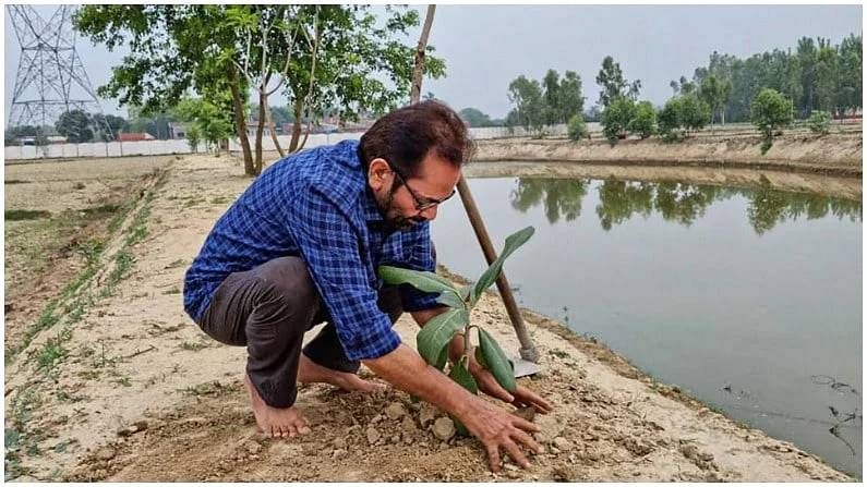 केंद्रीय अल्पसंख्याक मंत्री मुख्तार अब्बास नक्वी यांनी रामपूरमधील एका गावात वृक्षारोपण केलं.