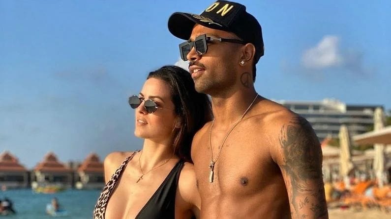 नताशा ब्लॅक आउटफिटमध्ये खूपच हॉट दिसत होती. नताशाचा ब्लॅक अंदाज चाहत्यांच्या पसंतीस पडला होता.