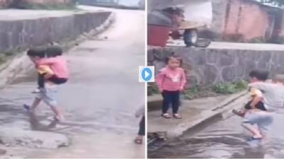 Video | रस्ता नेमका ओलांडावा कसा ? शेवटी मोठा भाऊ सरसावला, व्हिडीओ एकदा पाहाच