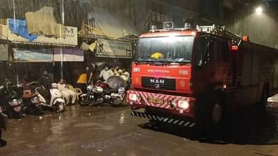 BREAKING : मुंबईतील वांद्रे परिसरात इमारतीचा भाग कोसळला, एकाचा मृत्यू