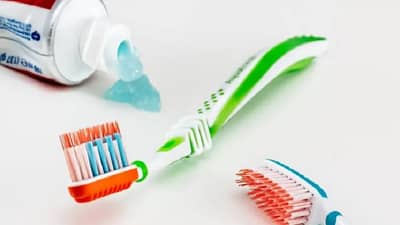 किती दिवसानंतर टूथब्रश बदलावा?; जाणून घ्या कामाची माहिती!