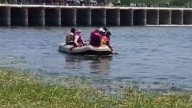 मुलीला वाचवण्यासाठी चार तरुणांच्या बंधाऱ्यात उड्या, एकाचा मृत्यू, मुलगी सुखरुप मुलीला वाचवण्यासाठी चार तरुणांच्या बंधाऱ्यात उड्या, एकाचा मृत्यू, मुलगी सुखरुप