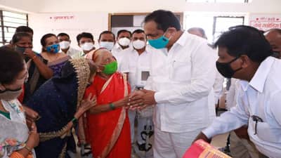 लवकर आलास, 108 वर्षांच्या जरीन आजींच्या भेटीसाठी जयंत पाटील घरी, साडी चोळी देऊन सत्कार