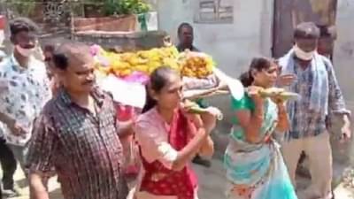 MPSC करणाऱ्या तरुणीचा वडिलांच्या पार्थिवाला खांदा, बहिष्कार टाकणाऱ्या जात पंचायतीला 7 बहिणींची चपराक