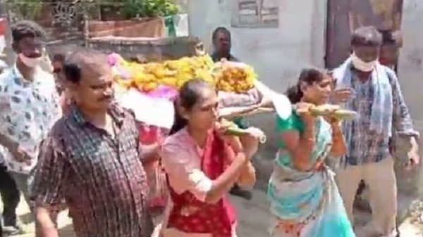MPSC करणाऱ्या तरुणीचा वडिलांच्या पार्थिवाला खांदा, बहिष्कार टाकणाऱ्या जात पंचायतीला 7 बहिणींची चपराक