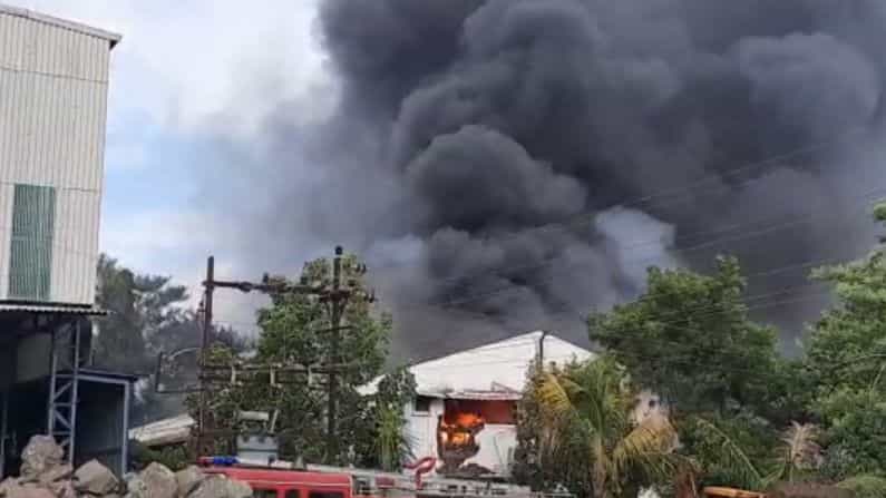 पुण्यातील उरवडे औद्योगिक वसाहतीमध्ये क्लोरिफाईड कंपनी जी सॅनिटायजर तयार करते. त्या कंपनीला ही भीषण आग लागली. संबंधित कंपनीचं नाव एसव्हीएस अक्वा टेक्नॉलॉजिस असं आहे.