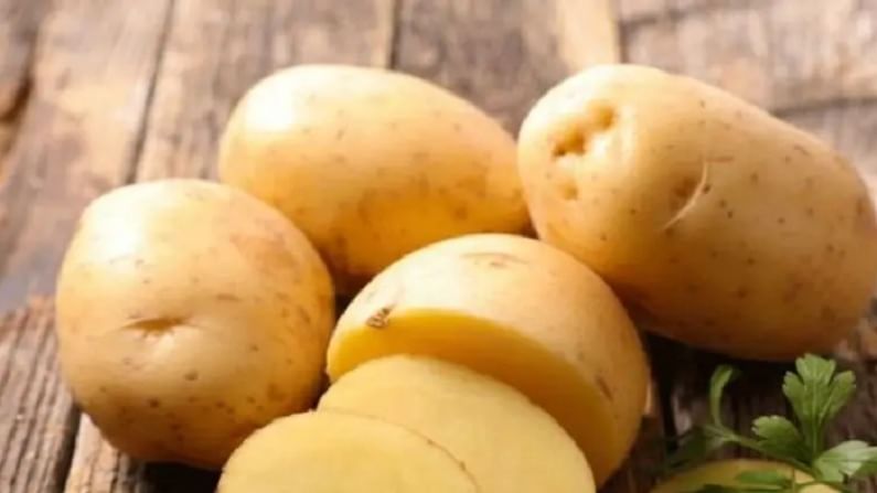 बटाट्यांचा वापर बऱ्याच भाज्यामध्ये केला जातो. मात्र, बटाट्यामध्ये सोलानिस नावाचा एक विषारी घटक आढळतो. यामुळे त्याचे कच्चे सेवन केल्यास पाचन तंत्राशी संबंधित समस्या उद्भवू शकतात.