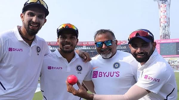 आयसीसी वर्ल्ड टेस्ट चॅम्पियनशिपच्या दोन वर्षांच्या कालावधीत बरेच सामने खेळले गेले. या सामन्यांत अनेक उत्तमोत्तम कामगिरी पाहायला मिळाली. जर आपण चॅम्पियनशिपमध्ये सर्वाधिक विकेट्सबद्दल पाहिलं तर ऑस्ट्रेलियाचा वेगवान गोलंदाज पॅट कमिन्स 70 विकेट्ससह अव्वल स्थानावर आहे. पण, जर आपण आकडेवारी थोडी अधिक समजून घेण्याचा प्रयत्न केला तर या स्पर्धेत भारतीय वेगवान गोलंदाजीच्या त्रिकूटाचा जलवा देखील पाहायला मिळू शकतो. वेगवान गोलंदाजांमधील सर्वोत्तम गोलंदाजीच्या सरासरीबद्दल (किमान 10 डाव) जर आपण चर्चा केली तर भारताचे तीन आघाडीचे वेगवान गोलंदाज आहेत, पण जसप्रीत बुमराहचे त्यात नाव नाही.