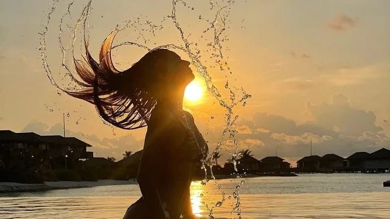 दिशा तिच्या बिकीनी फोटोंसोबत सोशल मीडियाचा पारा वाढवतेय. नुकतंच तिनं समुद्रात मजा करताना सूर्यास्ताबरोबर एक फोटो शेअर केला. दिशाचा हा फोटो चाहत्यांच्या खूप पसंतीस उतरला आहे.