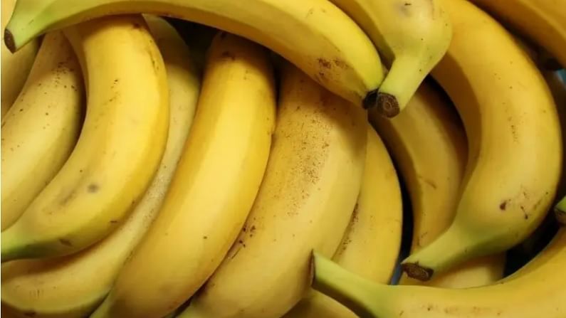 केळीमध्ये व्हिटॅमिन बी 6 आणि पोटॅशियमसह पोषक तत्वांचा चांगला स्रोत आहे. केळी खाल्ल्याने वजन देखील कमी होण्यास मदत होते. विशेष म्हणजे केळीमध्ये मोठ्या प्रमाणात फायबर असते. मध्यम आकाराच्या केळीमध्ये 1 ग्रॅम फायबर असते.