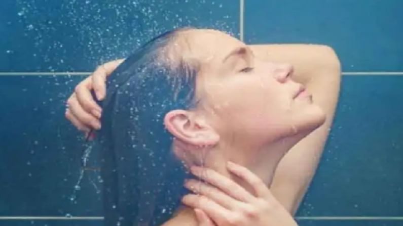 उन्हाळ्यात शरीराला हायड्रेट ठेवण्यासाठी थंड पाण्याने आंघोळ केली पाहिजे. यामुळे शरीराची उष्णता बाहेर येते. आपण देखील उन्हाळ्यात थंड पाण्याने आंघोळ करण्याची सवय लावा. 