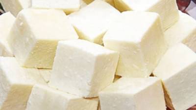 तुम्हीही बनावट पनीर खात नाही ना, असे ओळखा असली की नकली ते