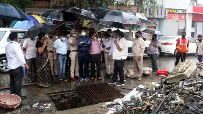 ठाण्याला अतिवृष्टीचा इशारा; पालिका आयुक्तांची भर पावसात नालेसफाईची पाहणी