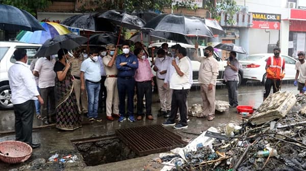 ठाण्याला अतिवृष्टीचा इशारा; पालिका आयुक्तांची भर पावसात नालेसफाईची पाहणी