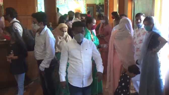 पैसेवाल्यांचा माज, महामारीत हायफाय लग्नाचं रिसेप्शन, कारवाईसाठी गेलेल्या पोलिसांवर राजकीय दबाव टाकण्याचा प्रयत्न