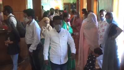 पैसेवाल्यांचा माज, महामारीत हायफाय लग्नाचं रिसेप्शन, कारवाईसाठी गेलेल्या पोलिसांवर राजकीय दबाव टाकण्याचा प्रयत्न