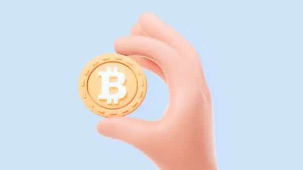 सुरुवातीला जगभरात चर्चेत असलेली बिटकॉईन करंसी (चलन) सध्या गटांगळ्या खाताना दिसत आहे. मागील काही दिवसांपासून बिटकॉईनच्या किमतीत मोठ्या प्रमाणात पडझड सुरु आहे. 8 जूनला आशियातील बाजारात बिटकॉईनची किंमत 6 टक्क्याने घटली. ही घट अशीच सुरू राहण्याचा अंदाज व्यक्त केला जातोय.