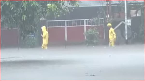 Mumbai Rains: मुंबईत पावसाची जोरदार बॅटिंग, सखल भागांमध्ये साचले पाणी