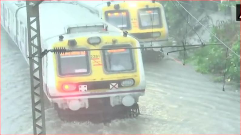 मोठी बातमी: मुंबईत मुसळधार पाऊस, ट्रॅकवर पाणी साचल्याने मध्य आणि हार्बर रेल्वे वाहतूक ठप्प