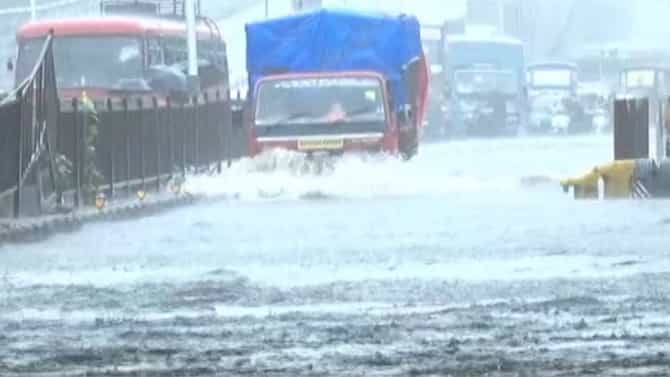 महापालिकेचा 104 टक्के नालेसफाईचा दावा 12 तासांत फोल, मुंबई तुंबल्याने विरोधक बरसले