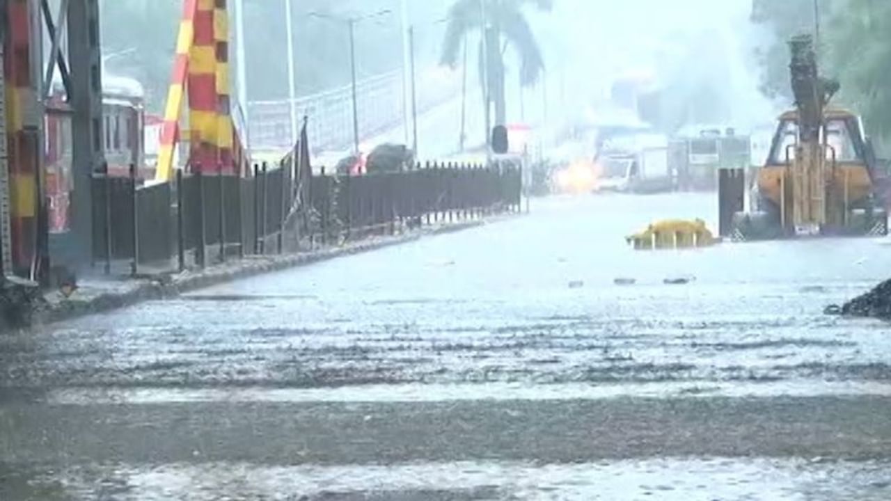 हवामान खात्याच्या अंदाजाप्रमाणे मुंबई आणि उपनगर परिसरात बुधवारी सकाळपासून मुसळधार पावसाला (Rain) सुरुवात झाली आहे. 